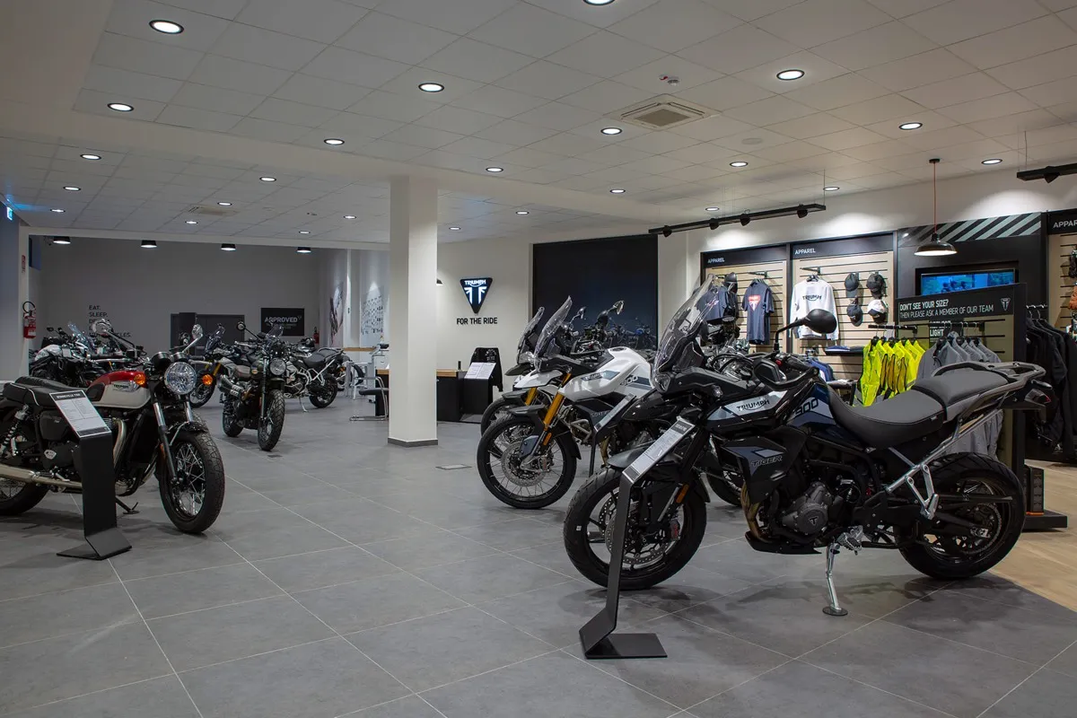Interno Triumph con le moto in esposizione